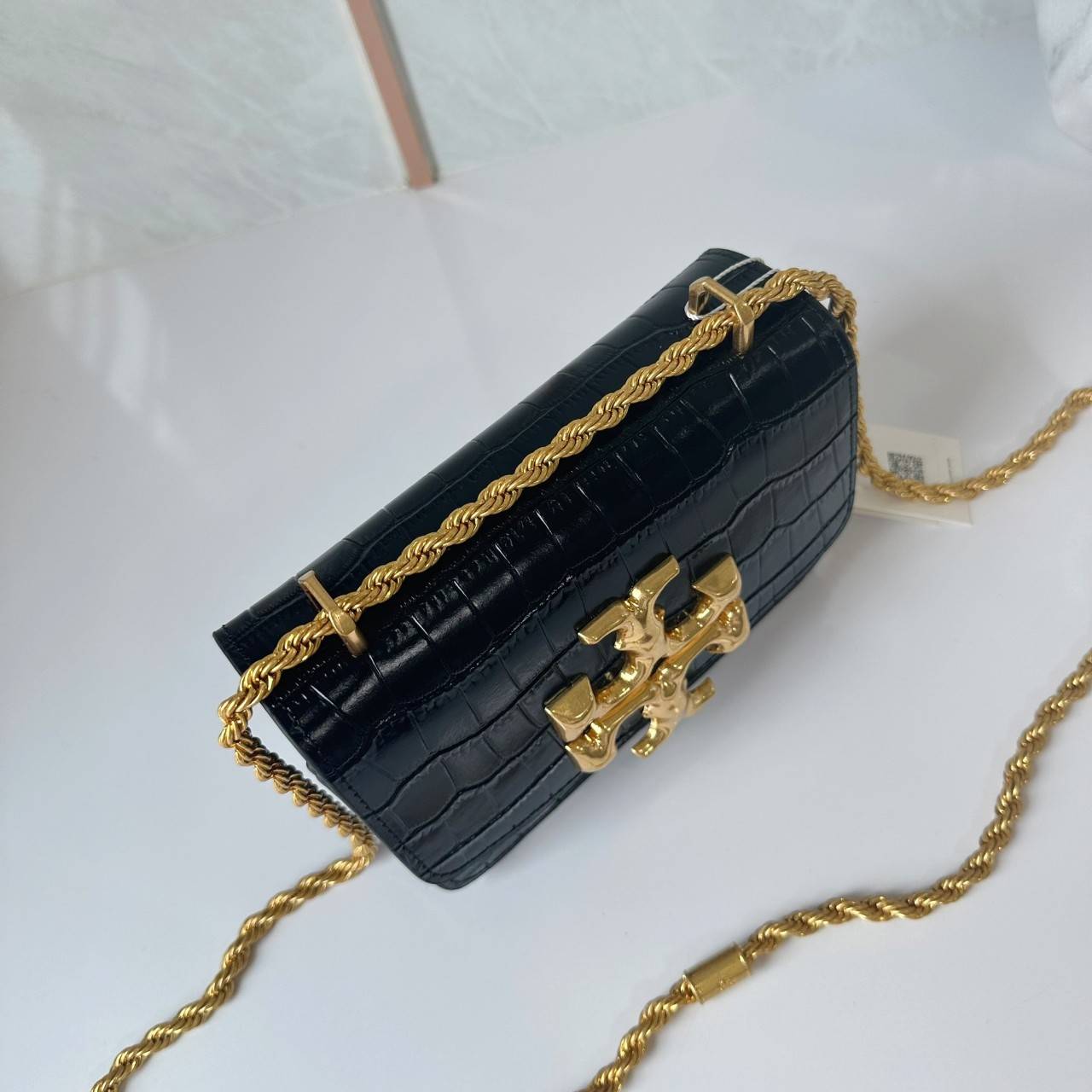 6 สี Tory Burch Croc Eleanor Small Bag / TORY BURCH ELEANOR CROC EMBOSSED LEATHER กระเป๋าสะพายหนังพิมพ์ลายจระเข้ ดีไซน์หรูหรา โด่นเด่นด้วยโลโก้แบรนด์อะไหล่ด้านหน้า และสายสะพายโลหะสีทอง