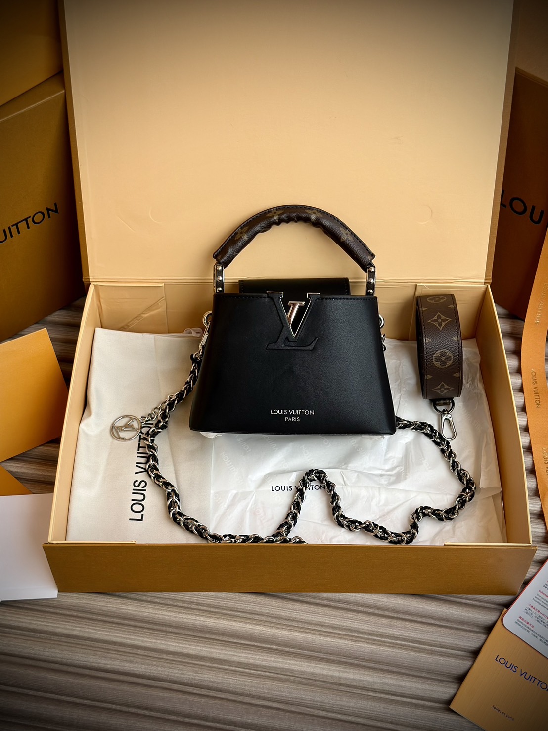 LV Capucines East-West Mini Bag กระเป๋าถือสุดหรู ดีไซน์สวยสีดำคลาสสิค ไซส์มินิดีงามม้ากกกก!! มาพร้อมหูจับในตัว ด้วยรูปทรงวินเทจ ทำให้ไอเท็มนี้สะกดทุกสายตาจริงๆ
