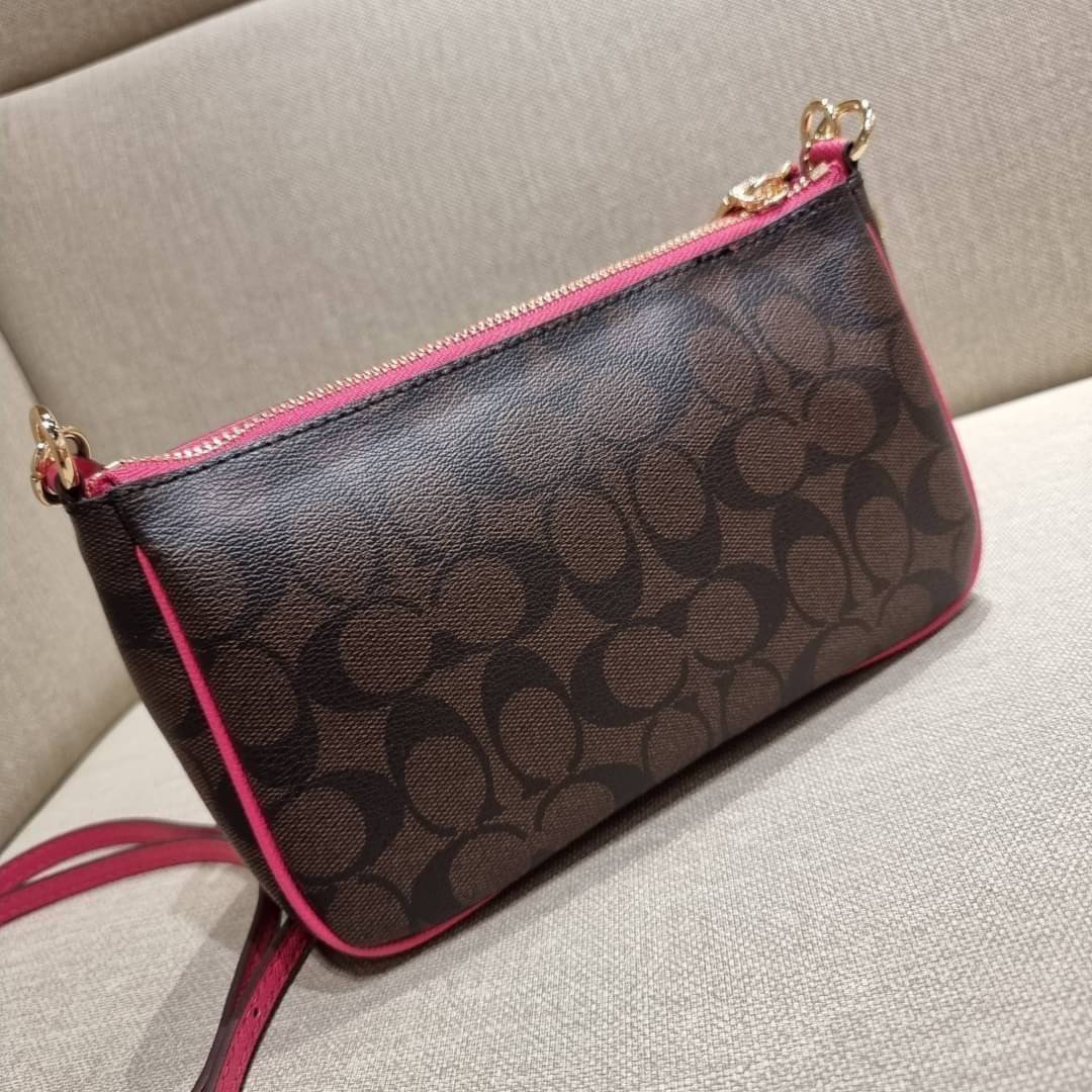 COACH 36674 TOP HANDLE POUCH IN SIGNATURE JACQUARD กระเป๋าทรงพอช ยอดฮิต ยกขึ้นแท่น ด้วยดีไซน์ที่ออกมาให้ใช้งานได้ง่าย ขนาดกำลังเหมาะ วัสดุหนังแคนวาสทนทาน ดีไปหมดขนาดนี้!! คุณลูกค้าถึงสั่งกันรัวๆจริงๆ ภายในโล่งกว้าง ใส่โทรศัพท์ได้ทุกรุ่น มาพร้อมสายคล้องแขน