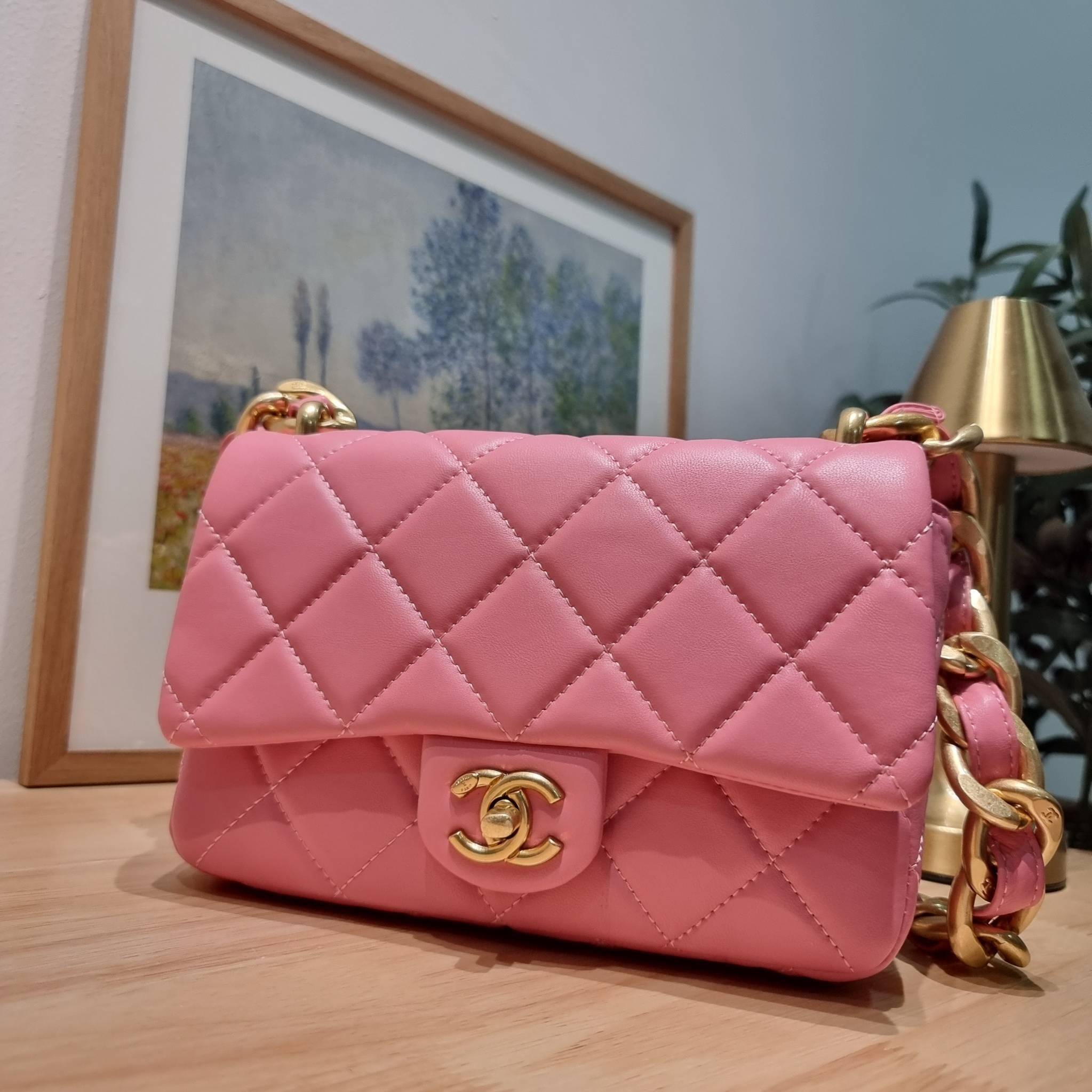 Chanel chunky chain bag สวยฟาดย้อนยุคความหรู ในราคาที่จับต้องได้ กับกระเป๋าสะพายไหล่ ไซส์กำลังสวย โดดเด่นด้วยสายสะพายโซ่สลับหนังเส้นใหญ่ ทนทาน ดูแพง