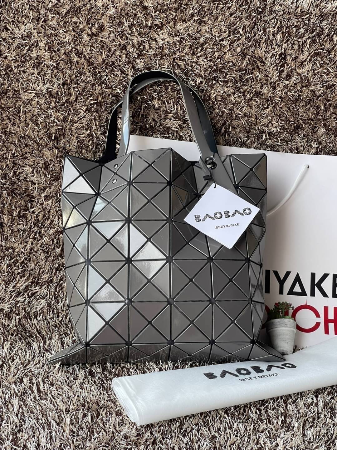 Baobao Issey Miyake 6x6 กระเป๋า Tote รุ่นนี้ถือว่าเป็นกระเป๋า Tote ไซส์กลางที่เหมาะกับการพกพาสิ่งของที่จำเป็นในทุก ๆ วัน มาพร้อมสายที่สามารถปรับได้ทั้งสองสาย และมีช่องใส่ของช่องเล็กด้านใน 1 ช่อง จุของได้เยอะแถมยังทนทาน ใช้เป็น Everyday Bag ได้เลยคะ พกพาสะ