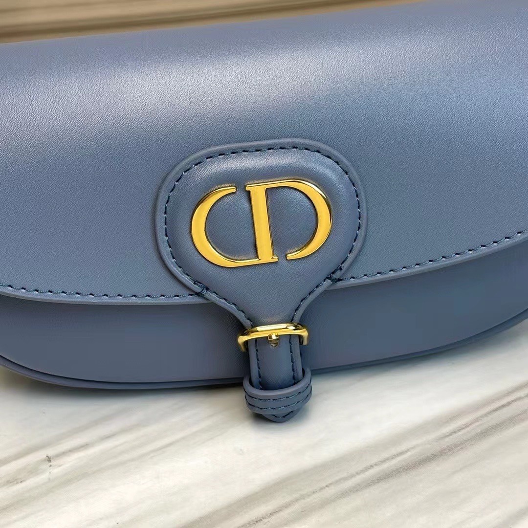 หนังแท้ DIOR BOBBY EAST-WEST BAG พร้อมส่งที่ไทย งานหนังแท้ทั้งใบเกรดออริจินอล ภาพสินค้าถ่ายจากงานขายจริง ใช้งานต่างประเทศได้ รุ่นใหม่ในฤดูกาลนี้ เพิ่มความทันสมัยให้กับซิลลูเอทของ Hobo ผ่านเส้นสายที่สง่างามและสัดส่วนที่กลมกลืนกัน สไตล์หนังลูกวัว โดดเด่นด้ว