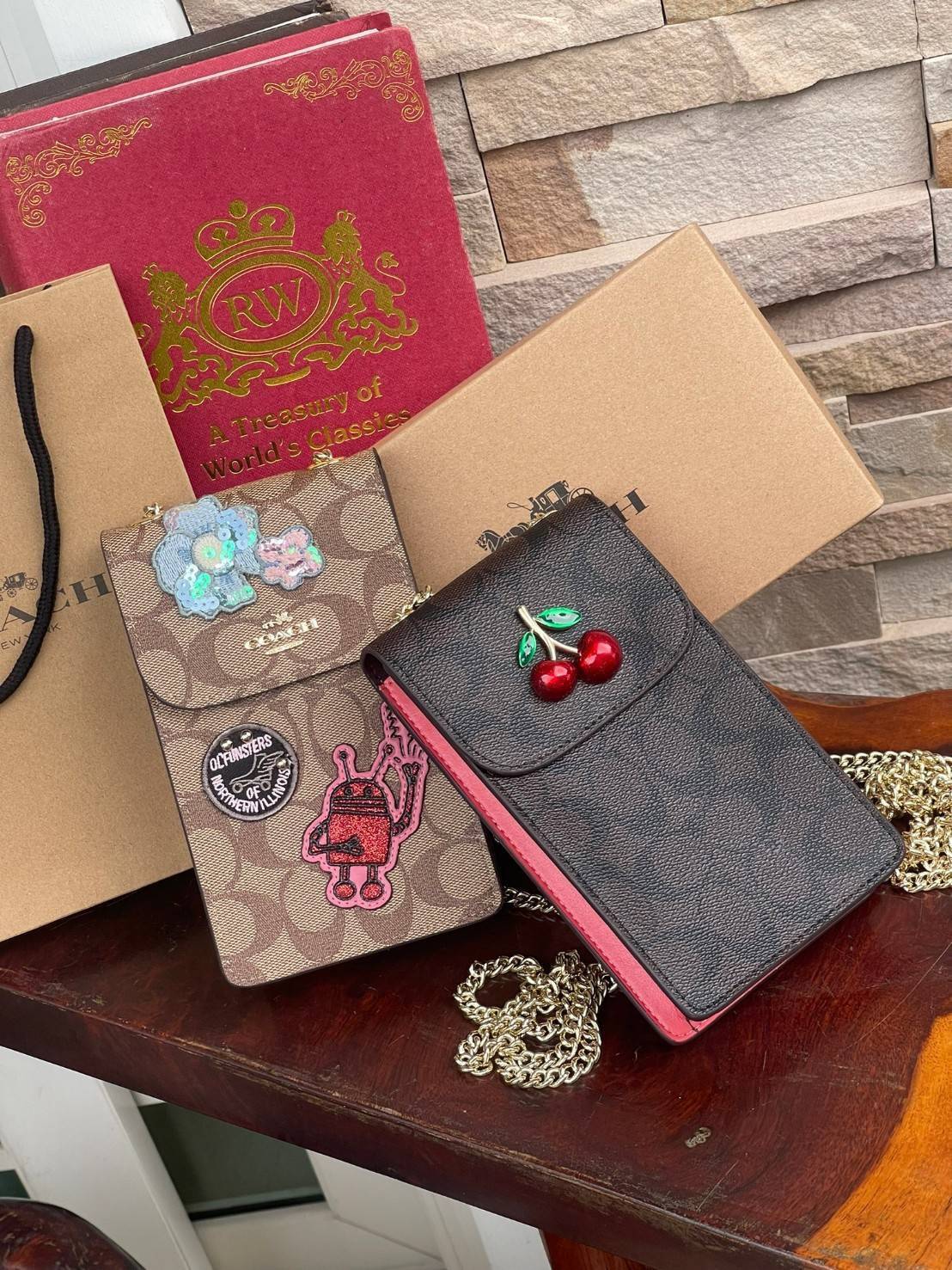 COACH PHONE CASE CROSSBODY BAG ((73486//76988//76357//39955//91046)) COACH NORTH/SOUTH CROSSBODY IN SIGNATURE CANVAS กระเป๋าใส่โทรศัพท์รุ่นนี้ มีความโดดเด่นทั้งดีไซน์และคุณสมบัติในการใช้งาน ด้วยลวดลายที่มีซิกเนเจอร์เป็นเอกลักษณ์แล้ว ด้านหลังยังมีช่องใส่กา