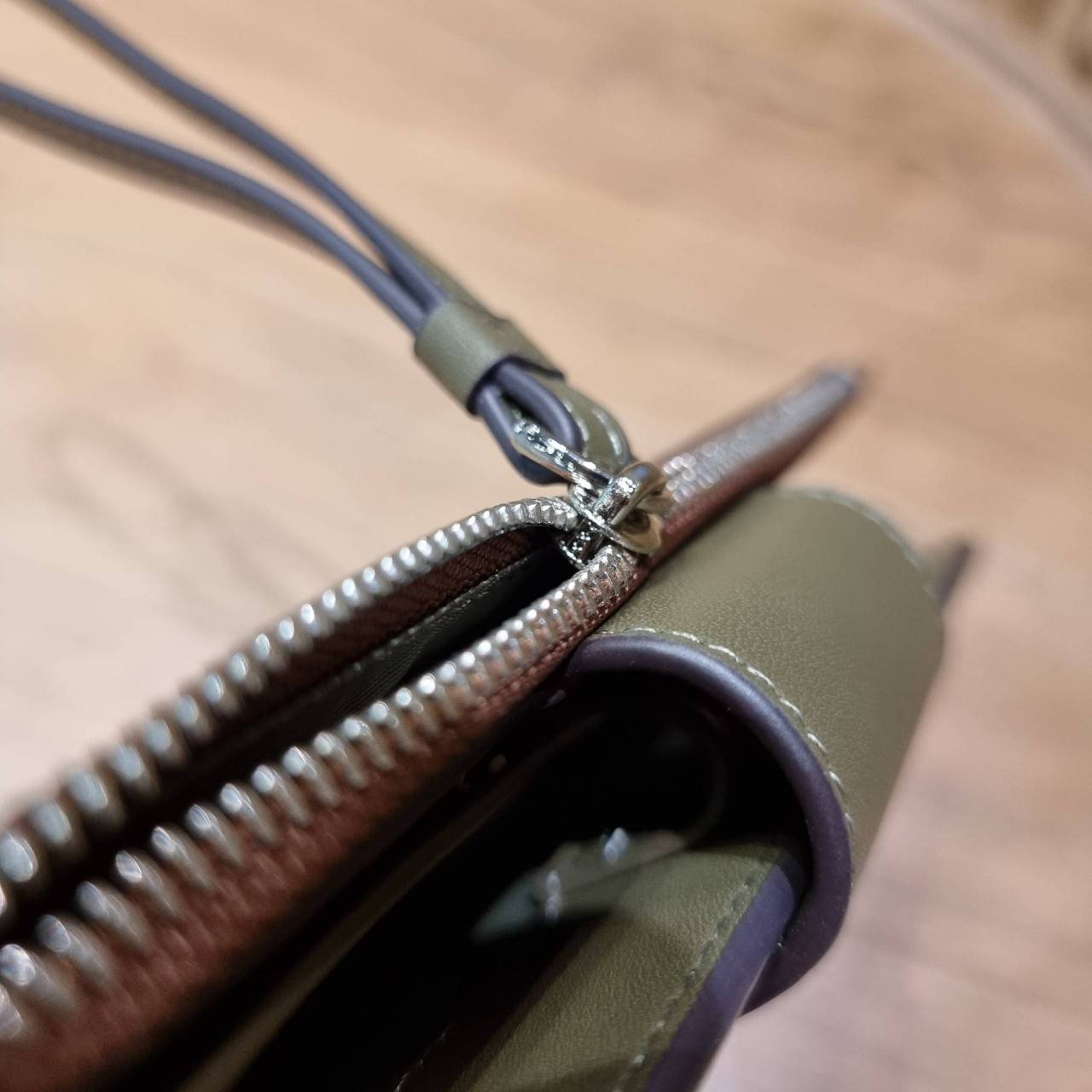 พร้อมส่ง 7 สี COACH C2874 TECH WALLET IN COLORBLOCK SIGNATURE CANVAS จัดให้สีใหม่ก่อนใคร!! ดีไซน์ใหม่ คอลเลคชั่นสวยหรู กระเป๋าสตางค์พร้อมสายคล้องมือ ง่ายต่อชีวิตมากจ้า!! มันดีอะไรเบอร์นี้ ใส่ได้ทั้งบัตร และโทรศัพท์ก็ใส่ได้ทุกรุ่น แถมยังมีช่องซิปแยกไปอีก ช