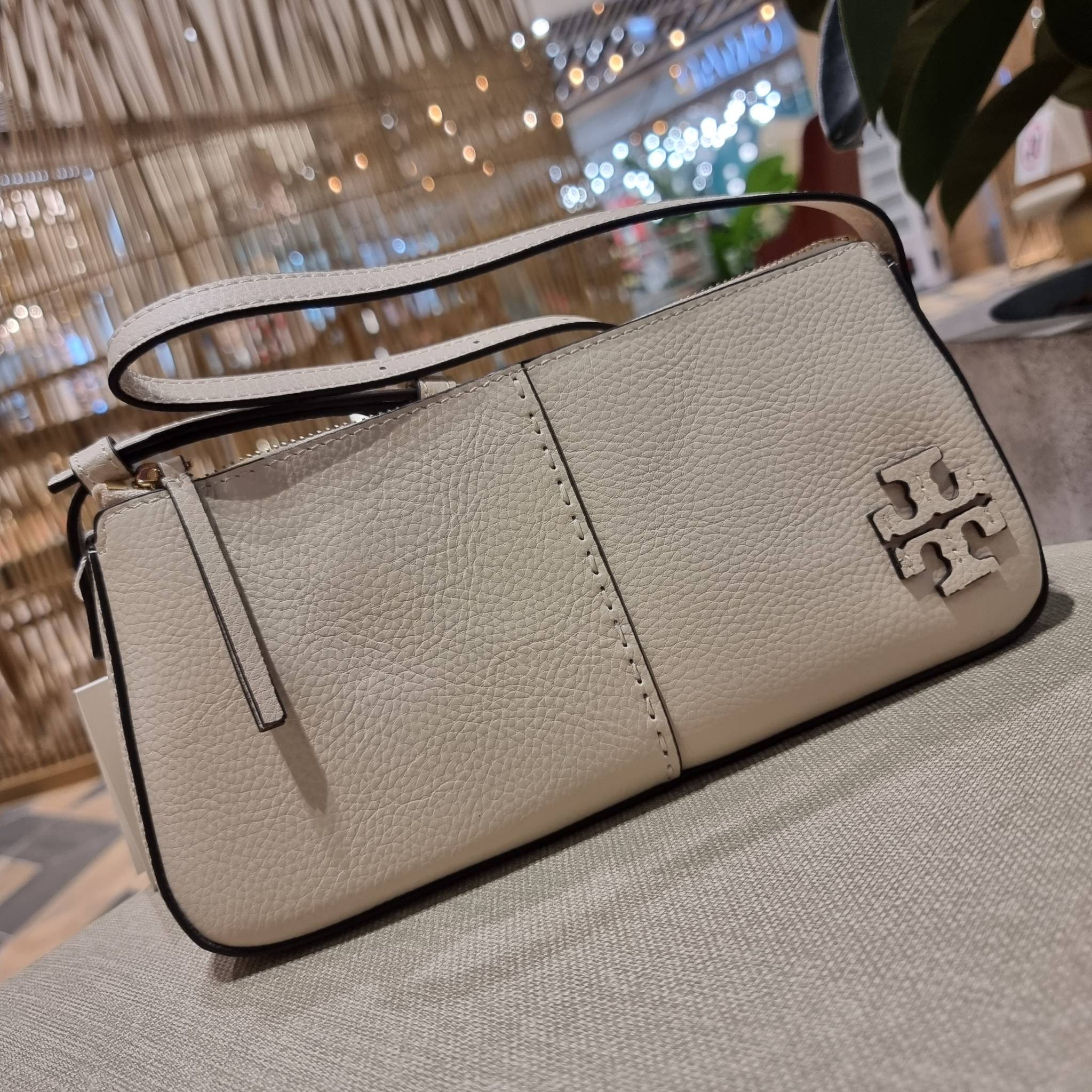 TORY BURCH MCGRAW WEDGE กระเป๋าสะพายไหล่ ทรงสวยไม่ซ้ำ ไม่เกร่อ!! สะดวกใช้งาน ดีไซน์เรียบแต่แฝงความหรู และคลาสสิคในตัว วัสดุหนังลูกวัว สัมผัสดี สวยคม เปิด-ปิดด้วยซิป ภายในเป็นช่องโล่ง มีช่องย่อยเก็บบัตร มาพร้อมสายสะพายในตัว ปรับได้อีกเล็กน้อย ไอเท็มนี้เหมา