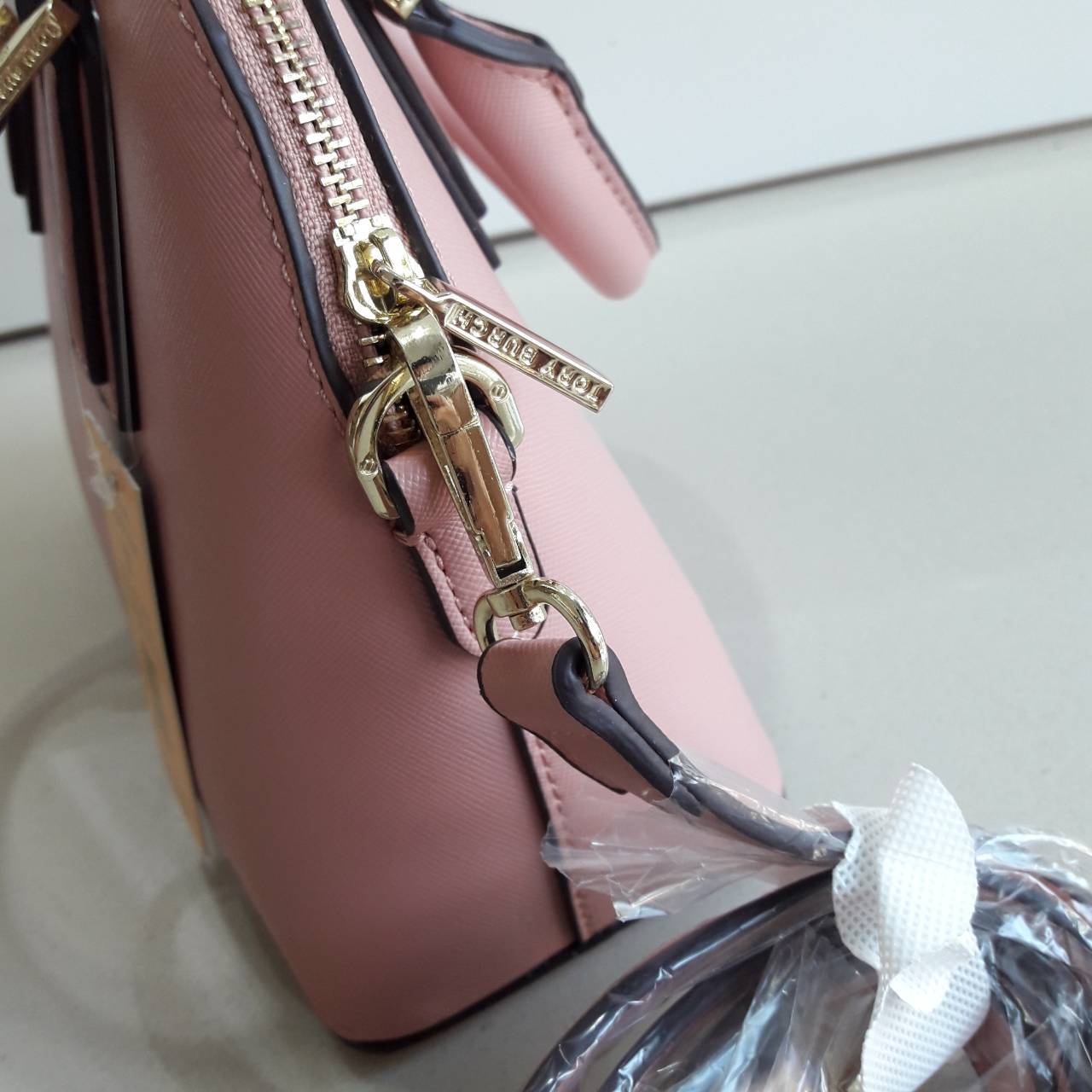 Don't Miss !! กระเป๋าแบรนด์ดัง TORY BURCH รุ่น SAFFIANO ZIP BAG กระเป๋าถือและสะพาย ลายหนัง saffiano อะไหล่ทองปั้มแบรนด์ ทรงสวยมาก ด้านหน้าติดโลโก้แบรนด์ เปิดปิดกระเป๋าด้วยซิปอย่างดีค่ะ ซับในเป็นผ้าทอลายแบรนด์สวยมากค่ะ มีช่องซิปหนึ่งช่อง ช่องเล็กสองช่