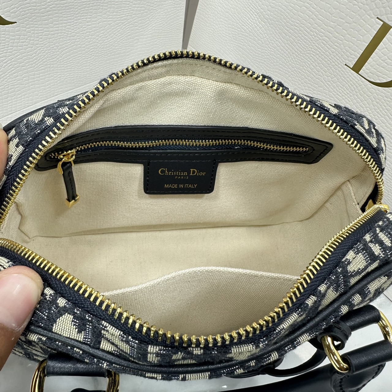 DIOR D-Vibe Bowling Bag Oblique jacquard fabric in blue กระเป๋าทรงหมอน ทรงโบว์ลิ่งทันสมัยและปราดเปรียว ใช้งานง่ายจุของได้เยอะ สวยงามเป็นเอกลักษณ์ เกรดท็อปไฮเอน 1:1 ใช้งานต่างประเทศได้