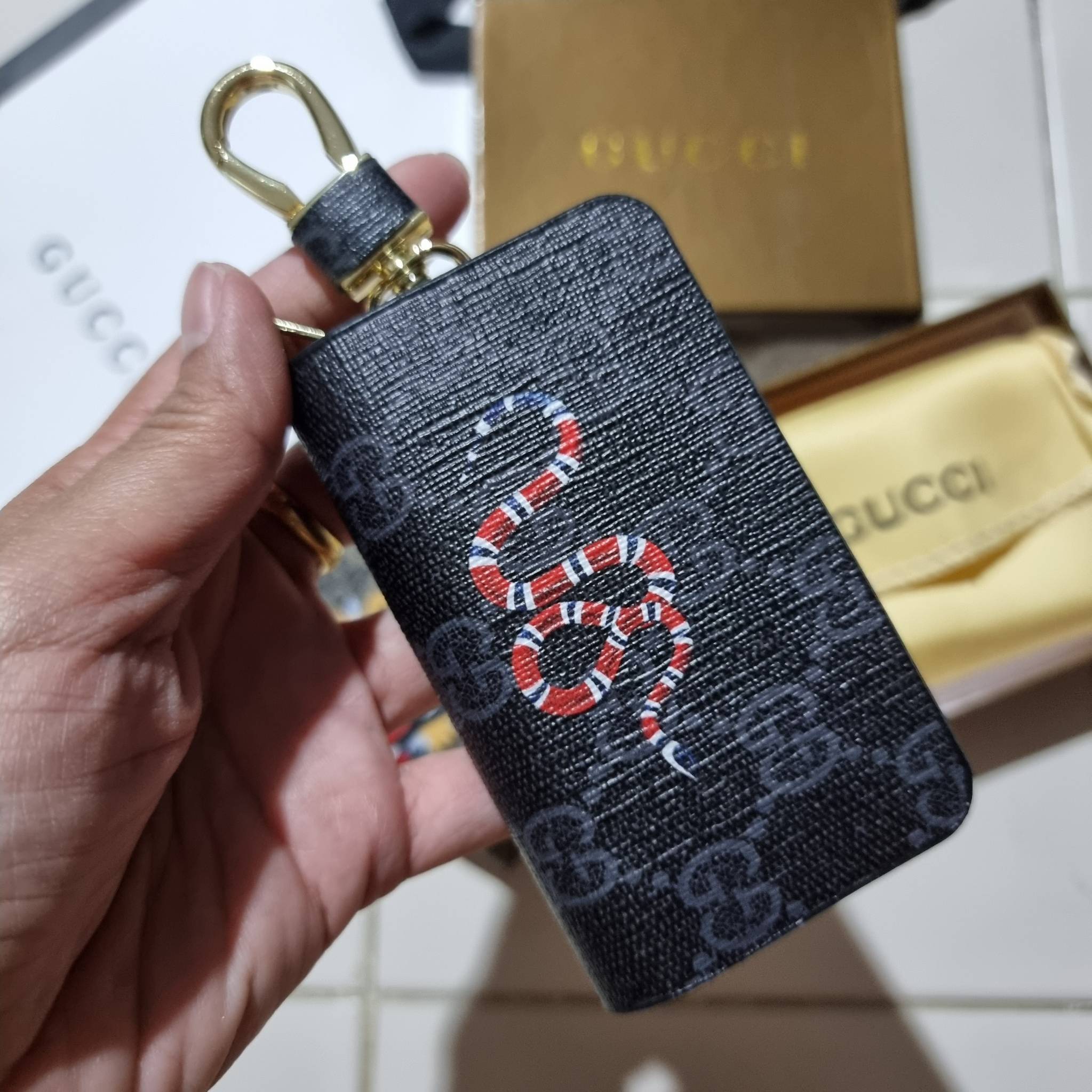 VIP 】SUPER EXCLUSIVE GC GWP KEY FOB WITH GIFT BOX 🎊🐯🐍 ต้อนรับปีแห่งความปัง!! กระเป๋าเก็บกุญแจรุ่นพิเศษ!! เอ็กซ์คลูซีฟมาก!! วัสดุหนังแคนวาส ปั๊มลายคมสวย!! เปิด-ปิดด้วยซิปปั๊มแบรนด์ มีหัวพวงกุญแจห้อย สำหรับเกี่ยวเข้ากับกระเป๋าใบใหญ่
