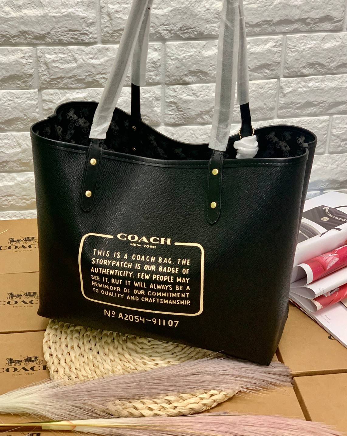 COACH 91107 REVERSIBLE CITY TOTE WITH HORSE AND CARRIAGE PRINT ใช้ได้ 2 ด้าน 🔺ทรง Tote รุ่นแนะนำค่ะ!! วัสดุ pvc อย่างดี นิ่มยวบตัวสวย ลายรถม้าทั้งใบค่ะ (ในไทยหายากค่ะลายนี้) 📌สามารถใช้ได้ทั้งด้านในและด้านนอกนะคะ สวยทั้ง2ด้านเลยทีเดียว เป็น