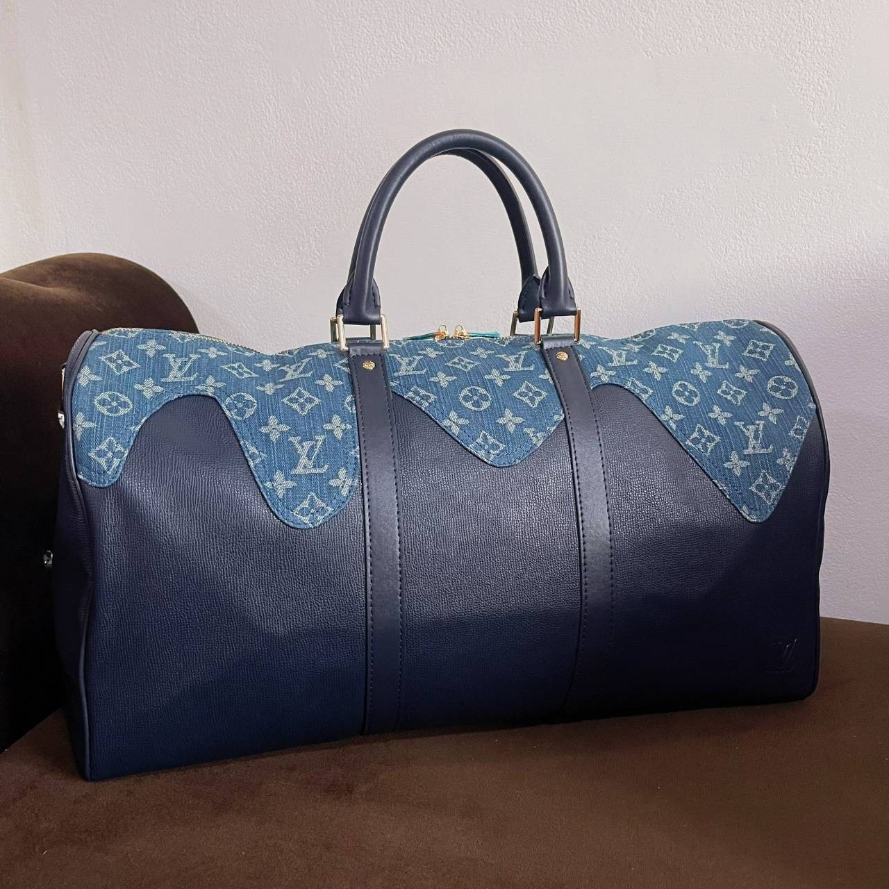 หนังแท้ LOUIS VUITTON KEEPALL กระเป๋าใบใหญ่จุใจ ใส่สัมภาระขึ้นเครื่องเดินทางได้ หูจับแข็งแรง สายสะพายยาวถอดออกได้ สะพายไหล่หรือ Crossbody ก็ดูดี ใช้ได้ทั้งชายหญิง ภาพถ่ายสินค้าจริง ไอเท็มนี้สวยน่าใช้สุดคุ้มมากๆ ห้ามพลาดเลยค่ะ! ราคานี้ถือว่าคุ้มมากค่า