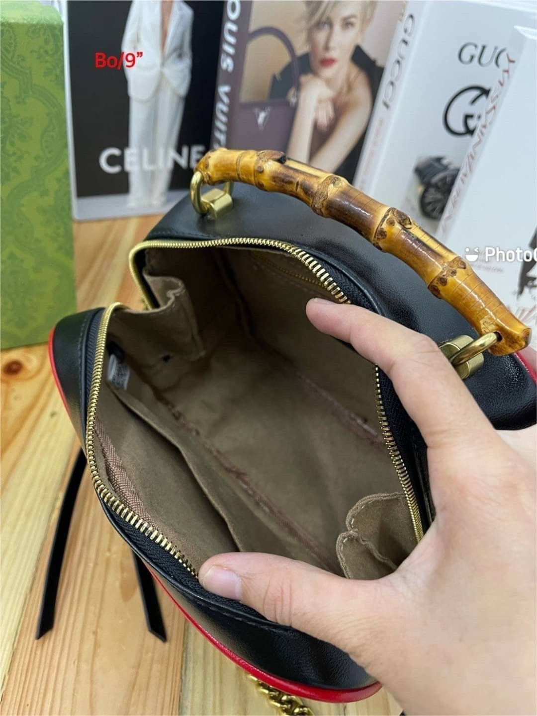 GUCCI GG MARMONT WITH BAMBOO / Gucci bamboo handle Marmont shoulder bag กระเป๋าสะพายดีไซน์ล้ำ โดดเด่นด้วยรูปทรงและมือจับ bamboo ที่ไม่เหมือนใคร สีโทนดำตัดขอบแดง โดดเด่น ใช้งานได้ทุกสถานการณ์ หยิบใช้วันไหนๆ ก็ตอบโจทย์ได้หมดน้า