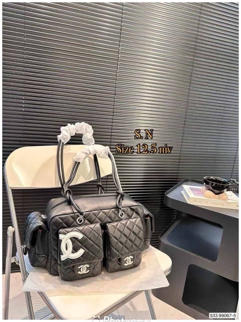 CHANEL Cambon Reporter Handbag ใหม่ล่าสุด กับกระเป๋าสะพายรูปทรงใหม่ มาพร้อมช่องใส่ของหลากหลายมุม แยกสัดส่วนใช้งานง่าย โดดเด่นด้วยโลโก้สีขาวตกแต่งด้านหน้า