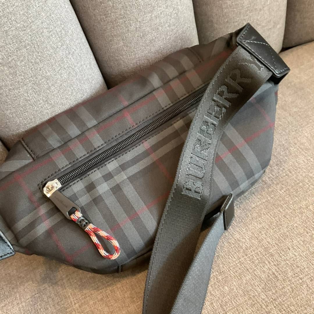 Burberry Vintage Check Sonny Belt Bag รุ่นใหม่ล่าสุด! BURBERRY FRAGRANCES BELT BAG วัสดุ100%POLYAMIDE (Nylon & Canvas)ทกระเป๋าคาดเอว คาดอกแบบ UNISEX ใช้ได้ทุกเพศ ลายวินเทจ