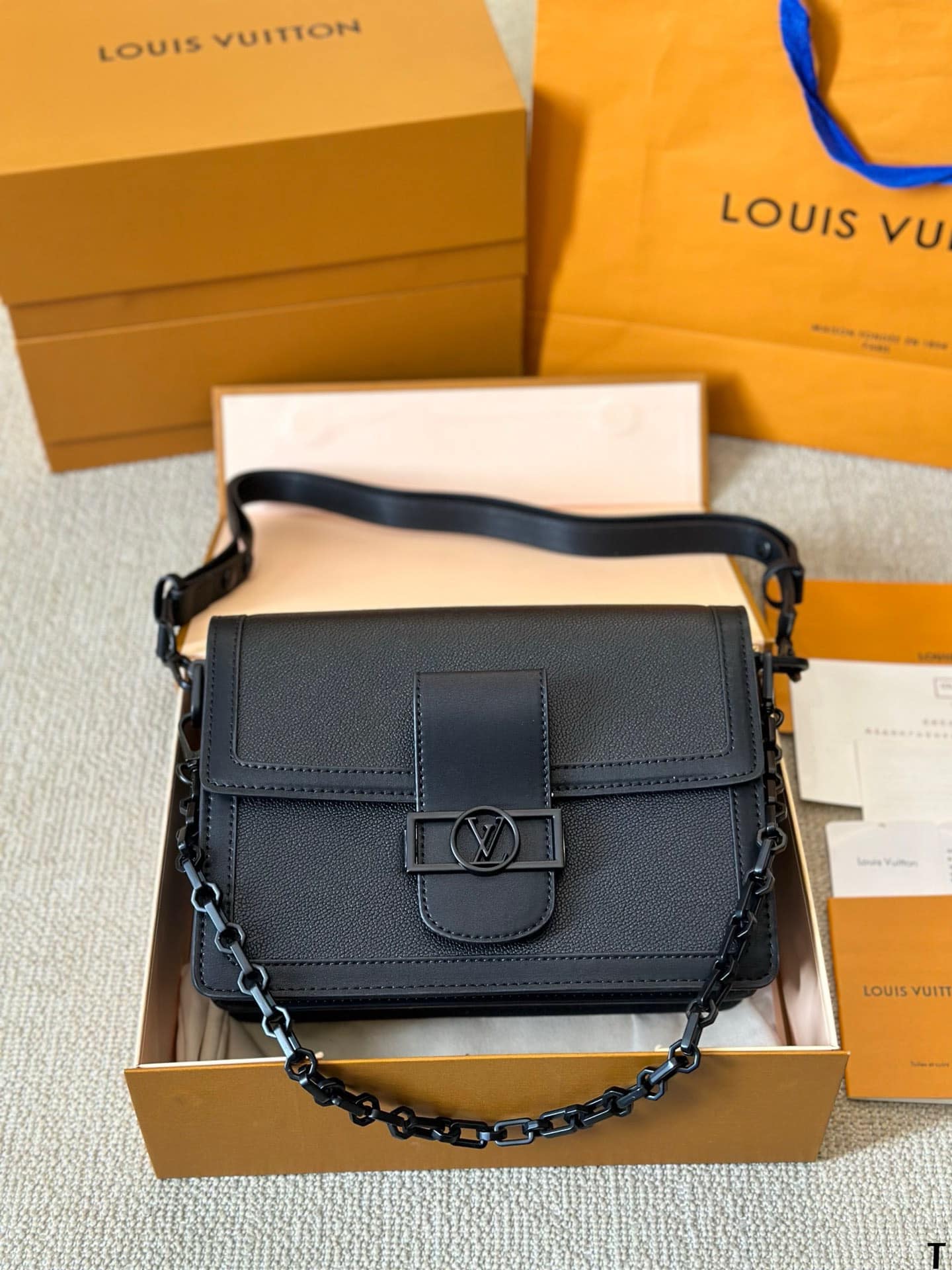 LV Dauphine MM Monochrome Black กระเป๋าสะพายทรงคลาสสิคลุคคุณหนูคุณนาย ยกระดับหนังแมตต์โทนสีดำโมโนโครมจากคอลเลคชั่น Black Out ดีไซน์ตัวล็อก LV สวยหรูเป็นเอกลักษณ์