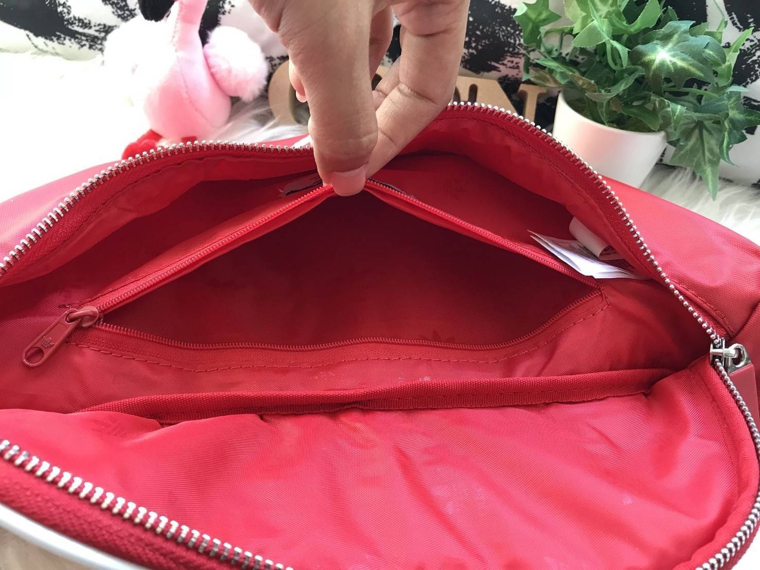 ADIDAS ORIGINALS ADICOLOR WAIST BAG ของมันต้องมี!! กระเป๋าคาดอก/คาดเอวสุดชิค ดีไซน์เรียบง่าย แต่สะพายแล้วเท่ คลาสสิคสุดๆ!! วัสดุ Nylon+Polyester กันน้ำได้ เปิด-ปิดฝากระเป๋าด้วยซิป หัวซิปปั๊มแบรนด์เป็น signature ภายในมีช่องโล่งกว้าง ใส่ของได้พอสมควร ใส่มือ