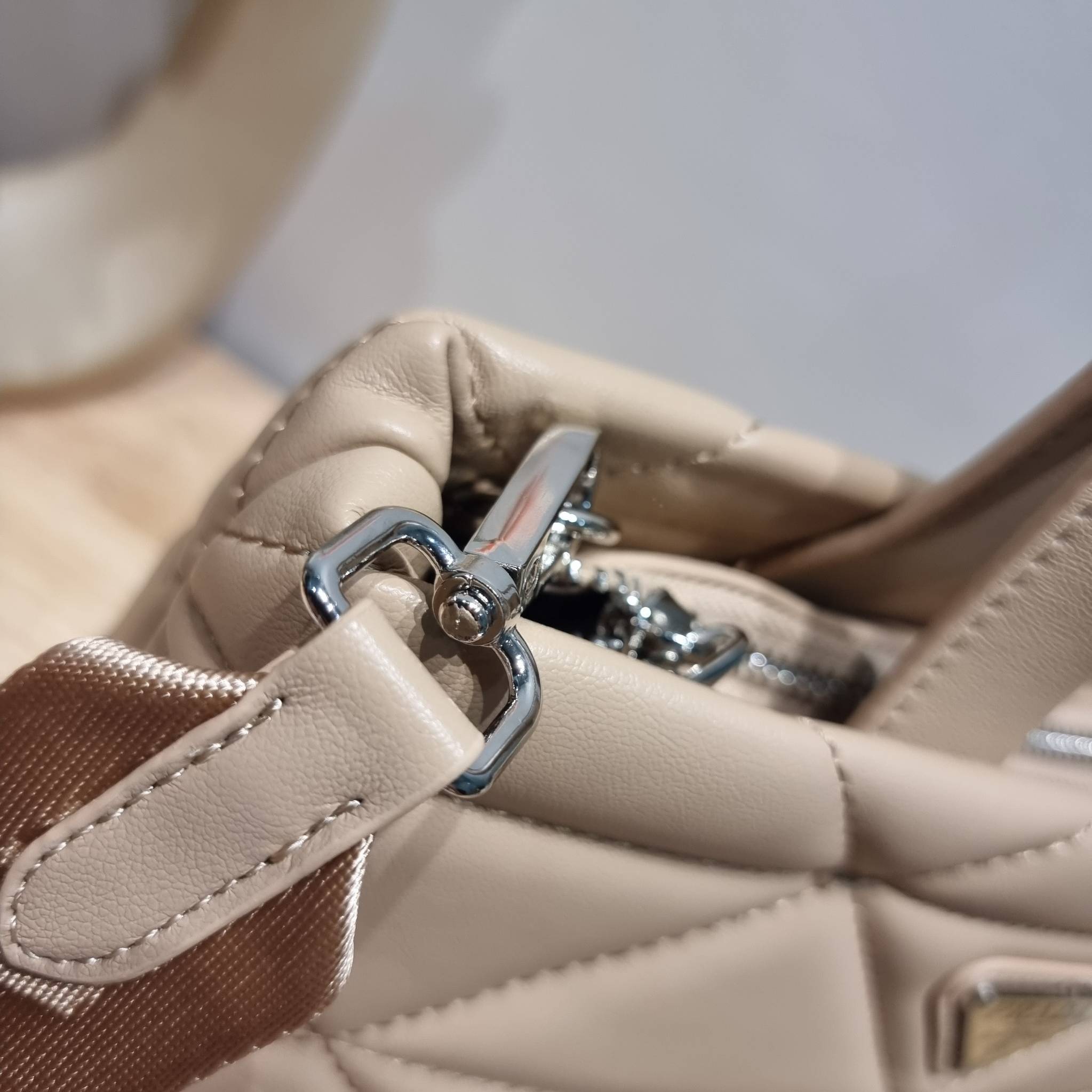 PRADA LEATHER PADDED BAG ใหม่ล่าสุด กับคอลเลคชั่นที่ทำออกมาตอบโจทย์ได้ทุกไลฟ์สไตล์ และเป็นยูนิเซ็กส์ กับกระเป๋าทรงโท้ท ขนาดกำลังดี วัสดุหนังเรียบ ตัดเย็บเดินเส้นลายตาราง ปากกระเป๋ามีซิปเปิดปิด ภายในเป็นช่องโล่ง