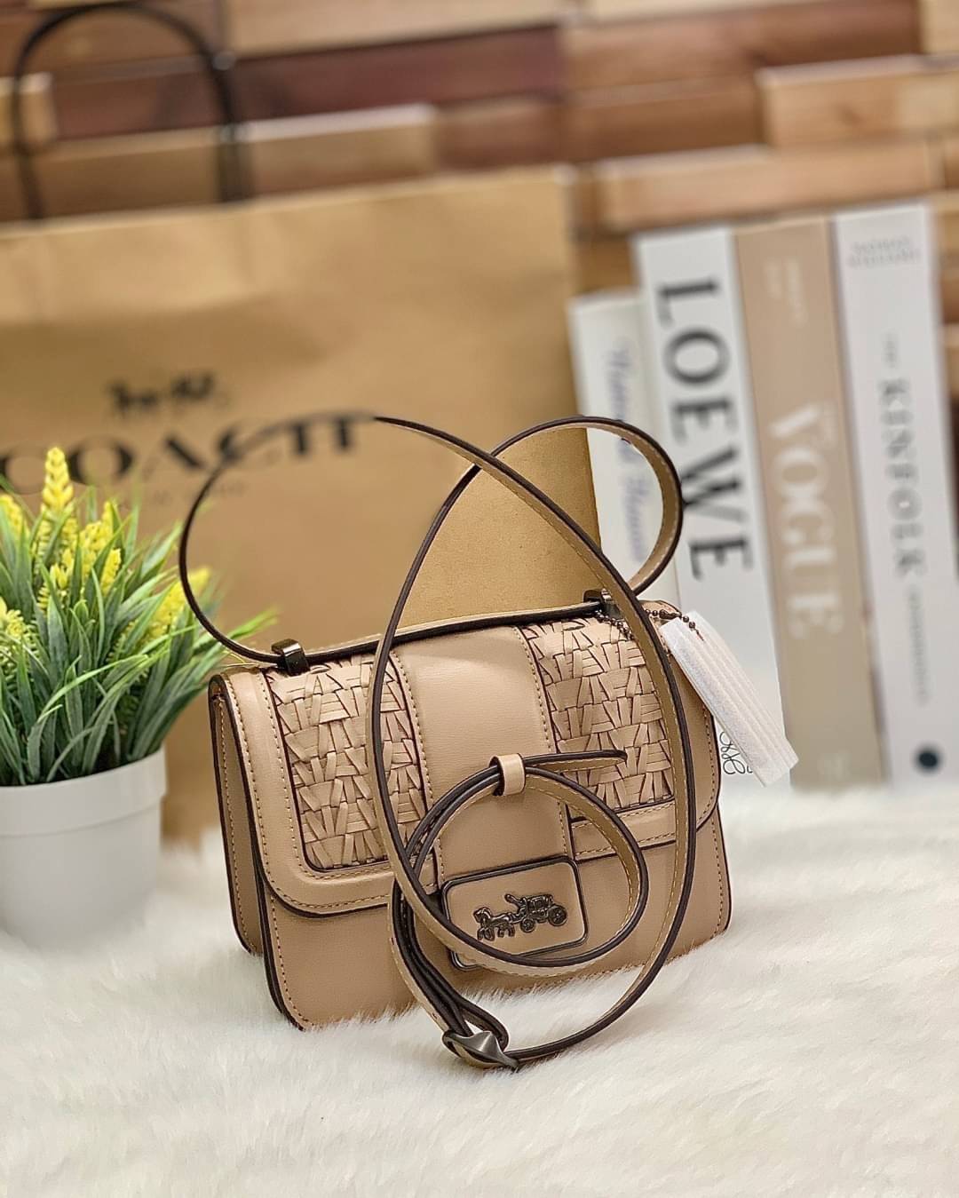 น้องสวย คุณภาพแน่นอีกแล้วจร้าา! COACH ALIE SHOULDER BAG 18 WITH WEAVING ((C2587)) พร้อมส่งความสวย! กระเป๋าสะพายครอสบอดี้ร์หรือสามารถทบเป็นสายคู่ใช้แบบหิ้วหรือคล้องไหล่ได้ด้วย หนังแท้อย่างดีสวยงามค่ะ ด้านหน้าทำหนังแบบสานได้คลาสสิคค่ะ