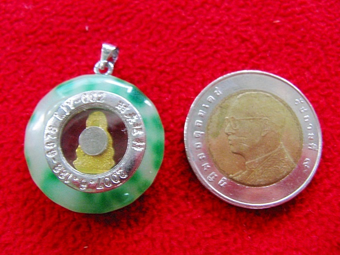 สินค้าหมดค่ะ จี้หยกเจ้าแม่กวนอิมองค์สีทองปางถือคนโทน้ำทิพย์พร้อมใบคาถาค่ะ