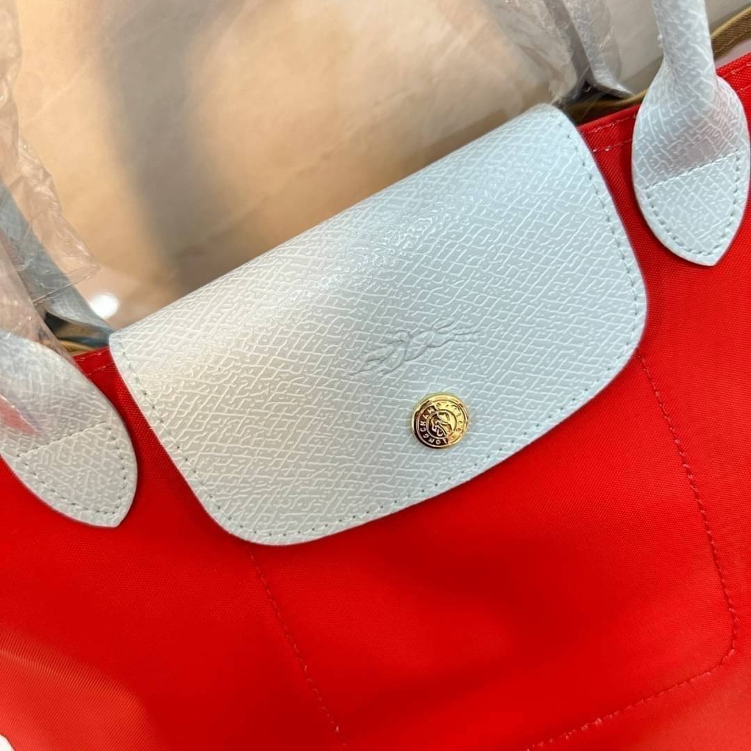 LONGCHAMP LE PLIAGE RE-PLAY TOP HANDLE BAG สินค้ารุ่นลิมิเต็ด collection สุดปัง ซื้อใบเดียวเหมือนได้2 ใบ กระเป๋าสะพายแนวตั้งที่กว้างขวาง มีเอกลักษณ์เฉพาะตัวแต่มีดีไซน์ที่น่าดึงดูด