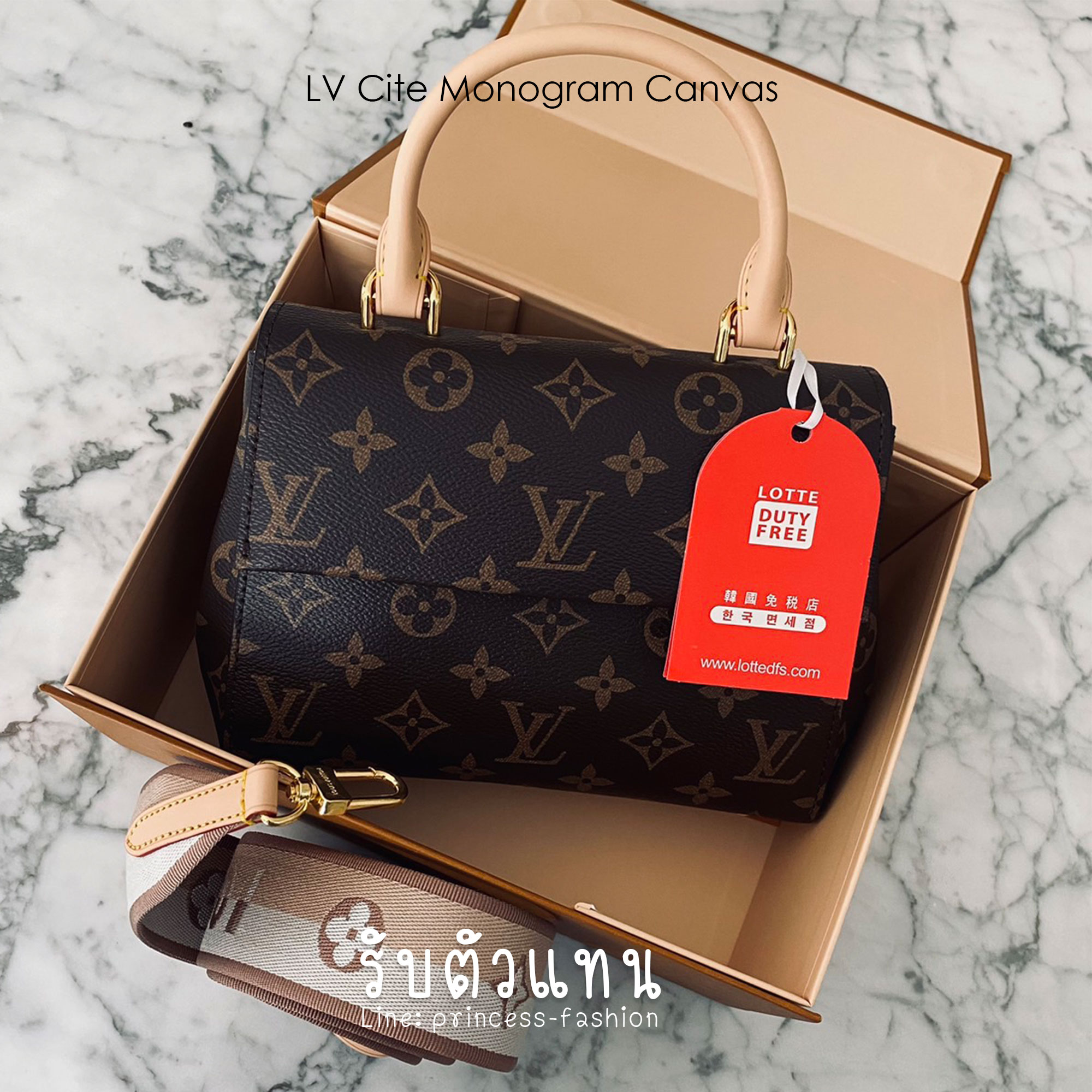 LV Cluny Mini Monogram Canvas Bag 20cm กระเป๋าถือใบเล็กแสนน่ารัก ลายโมโนแกรมแคนวาสสุดไอคอนิก พร้อมสายสะพายผ้าทรงสปอร์ต คอลขายดีตลอดกาล หูจับในตัว น้ำหนักเบา เป็นไอเท็มที่แมทช์ได้กับทุกสไตล์การแต่งตัว ราคาสุดคุ้ม