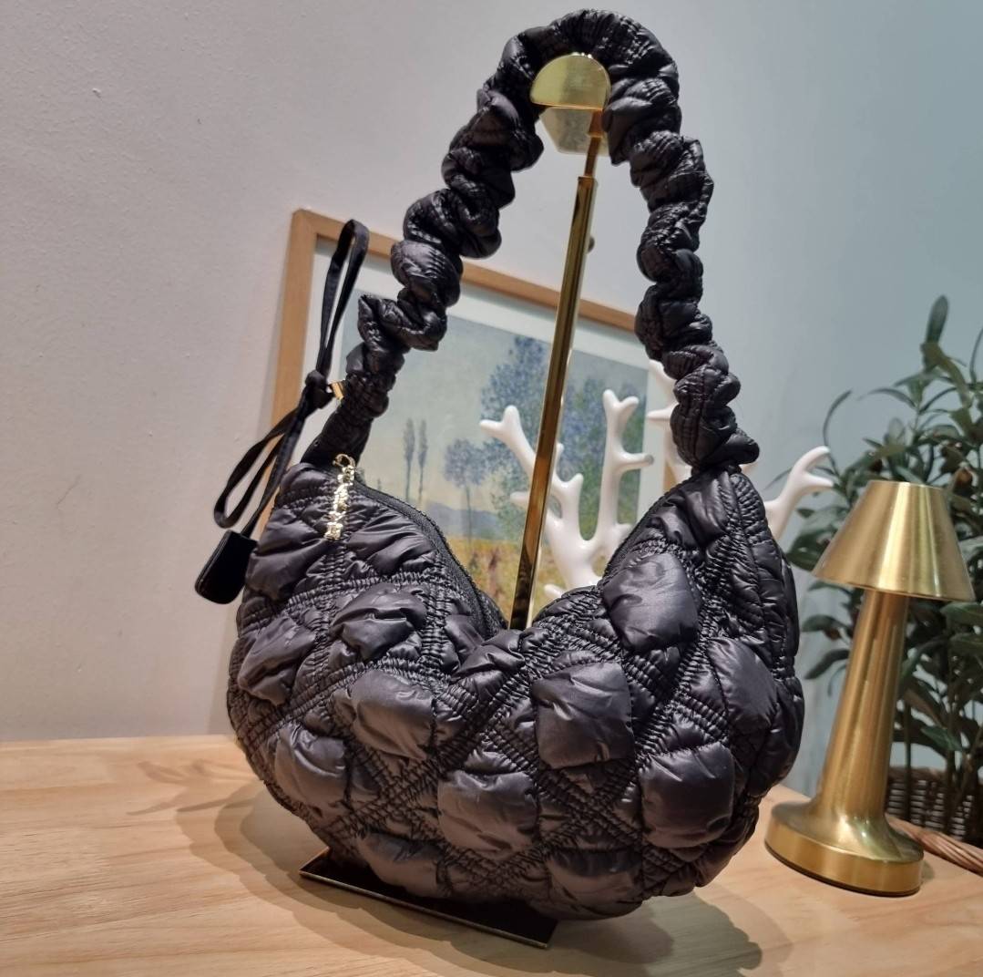 Carlyn cozy bag / Carlyn glaze bag 13 สีพร้อมส่ง อีกหนึ่งคอลเด็ด ที่ฮิตแบบฉุดไม่อยู่ กับไอเท็มนุ่มนิ่มจากเกาหลี พร้อมสีใหม่ล่าสุด กระเป๋าสะพายก้อนเมฆสุดเก๋ ที่สามารถใช้ได้หลากหลาย