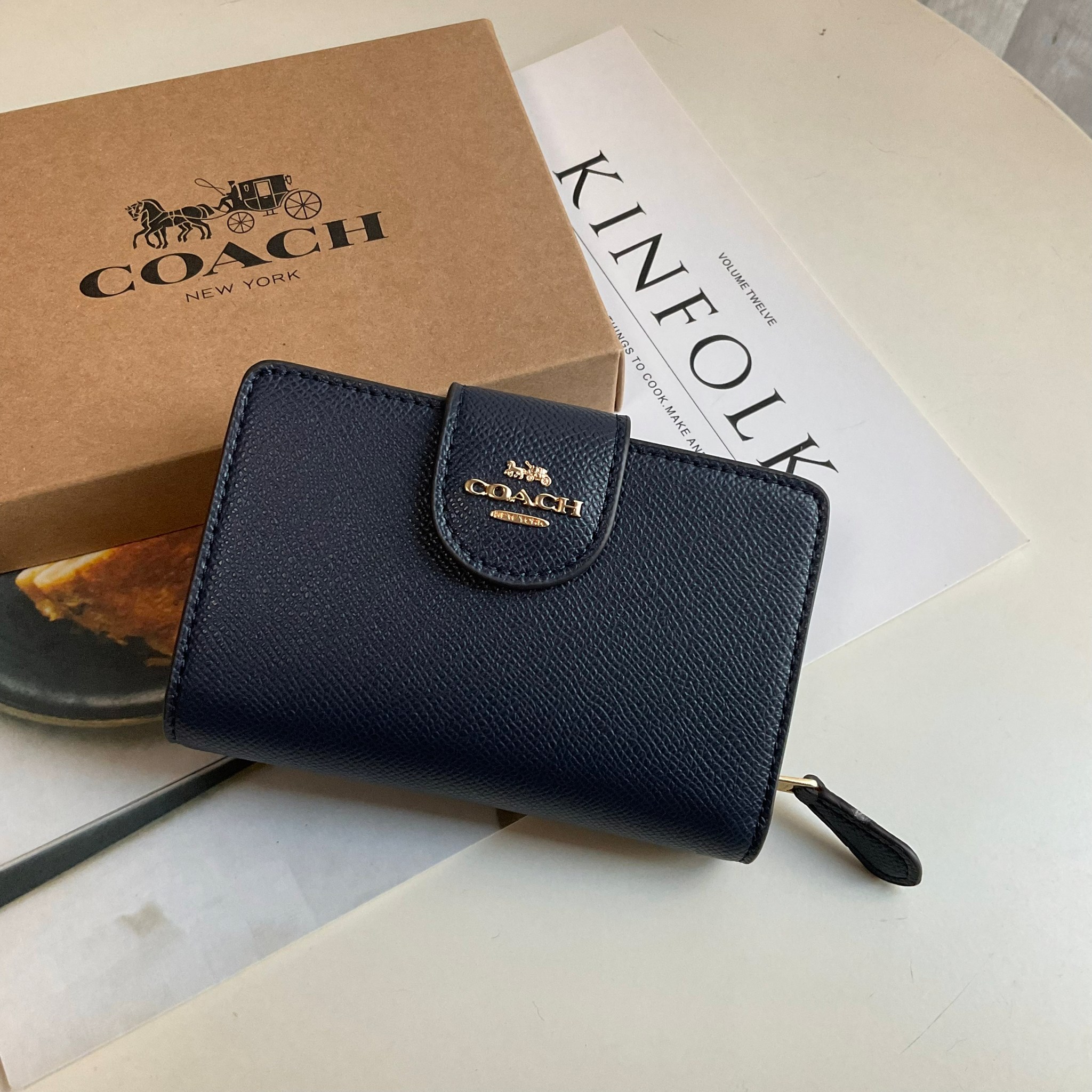 COACH SMALL WALLET IN SIGNATURE CANVAS กระเป๋าสตางค์ใบกลาง แบบพับสองตอน เปิดปิดด้วยกระดุมปั้มแบรนด์ ด้านในมีช่องใส่บัตรหลายช่อง พร้อมช่องใส่รูป และช่องใส่ธนบัตร ด้านหลังมีช่องซิปเหรียญอีกหนึ่งช่อง น้ำหนักเบา พกพาสะดวก อะไหล่ทองสุดหรู ห้ามพลาดค่ะ!