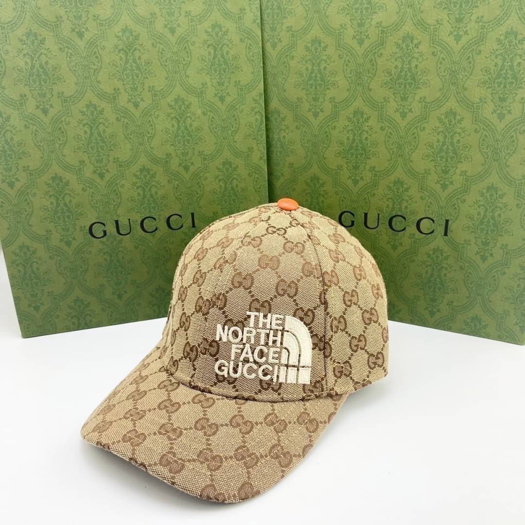 The North Face x Gucci baseball hat พร้อมส่งที่ไทย หมวกเบสบอลผ้าใบ Original GG วัสดุผ้าแคนวาส ปักละเอียดคมชัด เกรดออริจินอล สวย คุ้มค่า ด้านหลังหนังแท้ ปรับระดับได้ รุ่นนี้เป็นการร่วมมือกันระหว่างสองแบรนด์ที่มีประวัติและค่านิยมที่คล้ายคลึงกัน เพื่อเฉลิมฉล