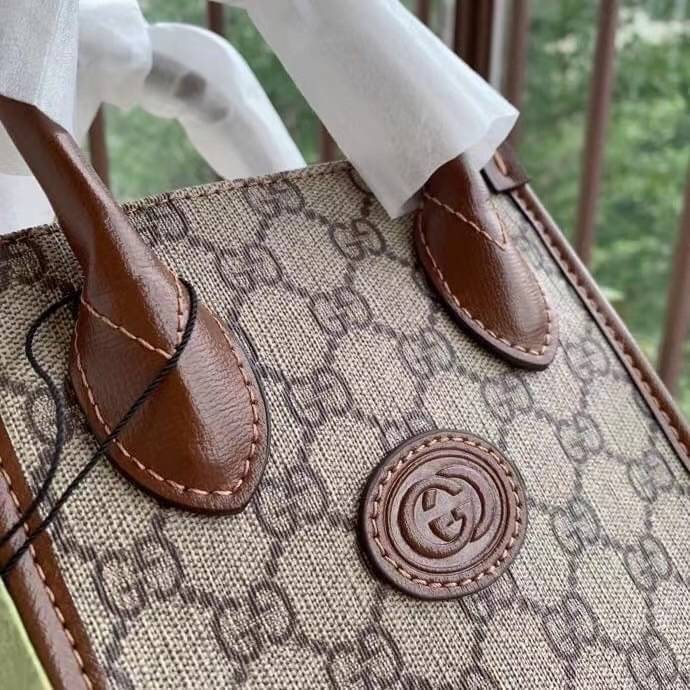 Gucci mini Tote กระเป๋าสะพายข้าง Premiumgift วัสดุหนังแท้ ด้านในโล่ง ใส่กระเป๋าตังค์ ใส่โทรศัพท์ Iphone+ ได้ สายยาวปรับระดับได้ Crossbody ได้ น้ำหนักเบา มาพร้อมกล่องและลิปบิ้นแบรนด์ สวยหรูดูแพง จะซื้อใช้เองหรือเป็นของขวัญก็เหมาะ ได้ไปไม่ผิดหวังค่ะ ไอเท็มน