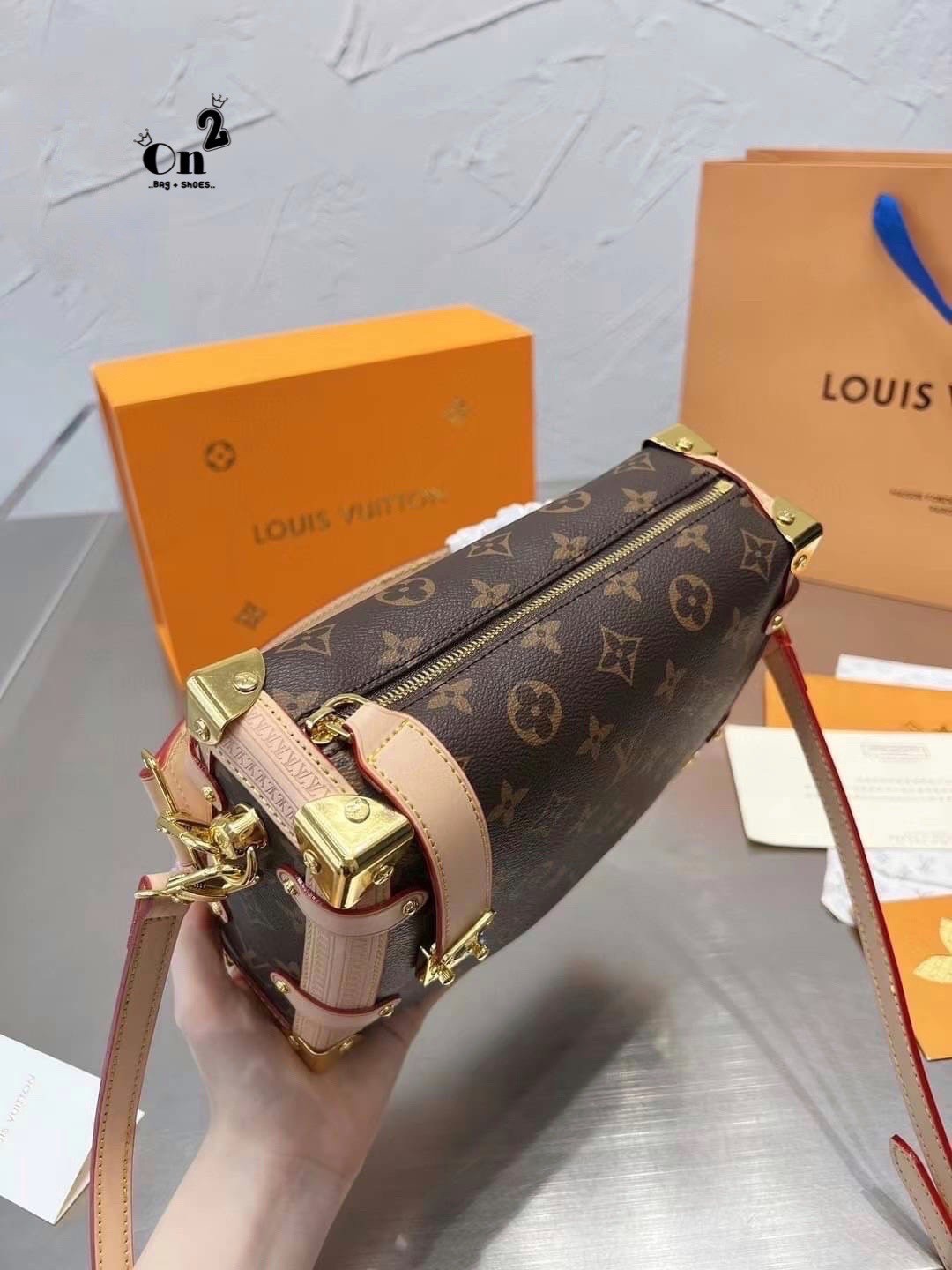 LV Side trunk pm / LV Soft Box Side Trunk Ladies Shoulder Messenger Bag กระเป๋าสะพายทรงกล่อง ที่สาวๆเรียกร้อง วัสดุหนังแคนวาส ดีไซน์ทุกอย่างได้ลงตัว หรูหรา อัพลุคได้ทุกสไตล์ ราคาสุดคุ้ม รุ่นนี้เป็น unisex ด้วยน้า ใช้ได้ทั้งหนุ่มๆและสาวๆไปเลย