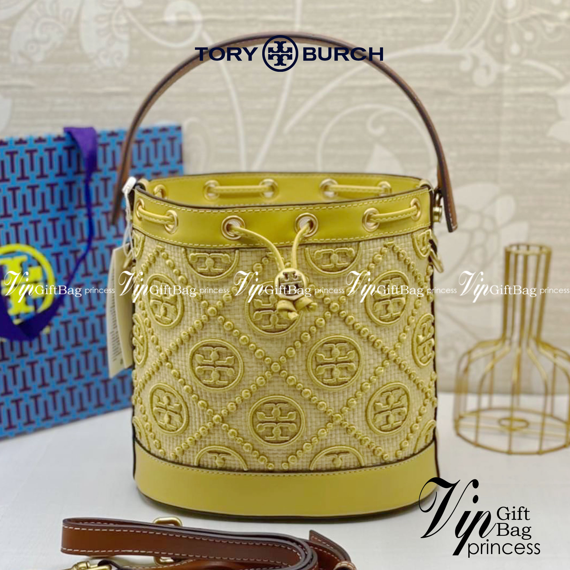 TORY BURCH T Monogram Straw Bucket Bag สีใหม่ โทนเหลืองทอง สวยหรู พร้อมเสิร์ฟความสวยให้ถึงบ้านแล้วน้า กระเป๋าบัคเก็ตทรงยอดนิยม ดีไซน์ใหม่ล่าสุด ยูนีคไม่เหมือนใคร ลายสานเต็มใบ พร้อมปักโลโก้เอกลักษณ์ โดดเด่น งานฝีมือมากๆ