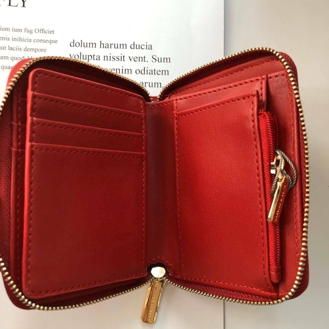 กระเป๋าสตางค์ใบสั้น CHARLES & KEITH เปิด - ปิดกระเป๋าด้วยซิปรอบ ด้านในมีช่องใส่บัตร ช่องใส่ธนบัตร ช่องใส่รูป และช่องซิปค่ะ