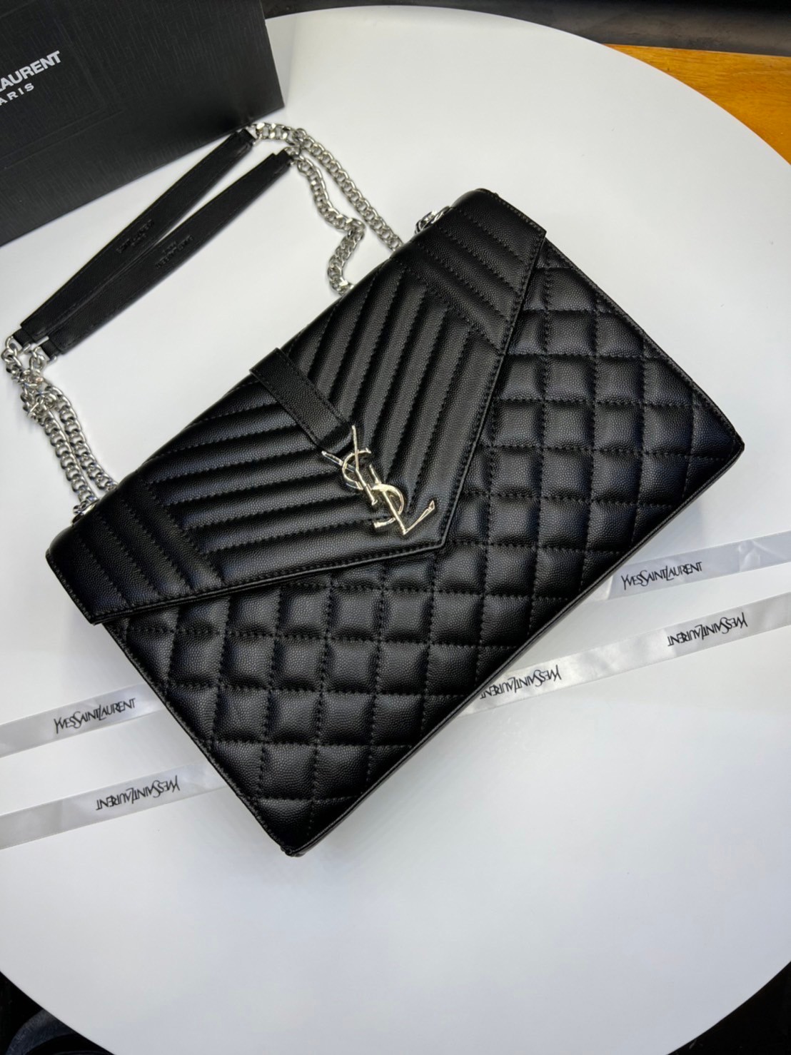 หนังแท้ YSL Saint Laurent Large Cassandra quilted shoulder bag กระเป๋าสะพายใบใหญ่ ดีไซน์ทรงสวยหรู ตอบโจทย์ได้ทุกสไตล์ ภาพสินค้าถ่ายจากงานขายจริง ใช้งานต่างประเทศได้