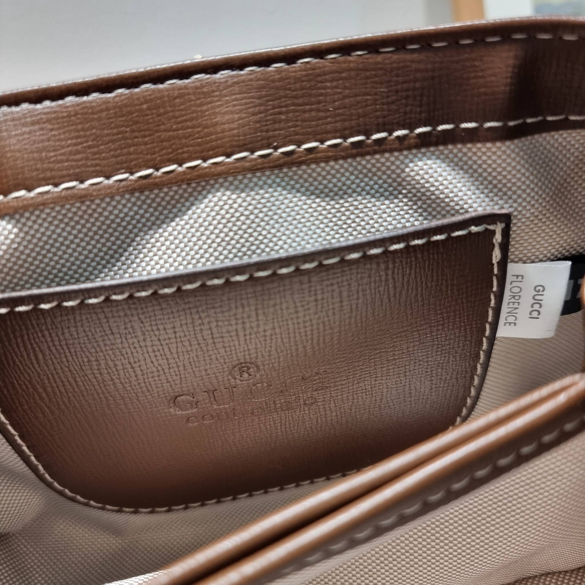 Gucci Horsebit 1955 mini bag / GG VINTAGE CROSSBODY BAG ใหม่จากพรีเมี่ยมกิ๊ฟสุดคุ้ม กระเป๋าสะพายข้าง สวยย้อนยุค ดีไซน์วินเทจแฝงความหรู วัสดุหนังแคนวาส เปิด-ปิดด้วยกระดุมแม่เหล็ก ภายในโล่งกว้าง แบ่งสัดส่วนไว้อย่างดี สายสะพายมีให้ 2 ถึงแบบ สลับใช้ได้ไม่มีเบ