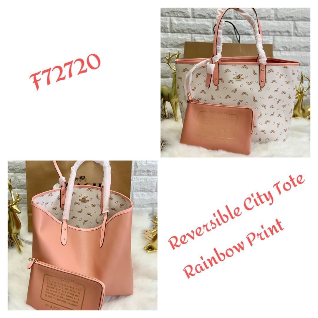 ลายหายากแล้วนะคะ🌈 COACH REVERSIBLE CITY TOTE RAINBOW PRINT ((F72720)) กลับมาอีกครั้ง! กระเป๋าทรงTote หนังแท้ กลับด้านได้ใช้ได้2ด้านค่ะ//ด้านนึงสีครีมลายรุ้ง//อีกด้านสีโอรส สวยงามค่ะ