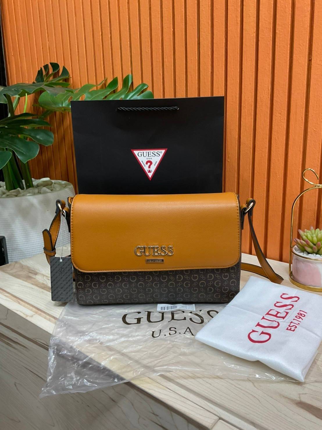 ของแท้ 💯% 】Guess Brit Crossbody Bag in Charcoal Signature Faux Leather and G Monogram Print with Black Leather Flap - Women's Sling Bag กระเป๋าสะพาย Crossbody ทรงเหลี่ยม รุ่นยอดนิยมอีกรุ่นหนึ่งของ Guess ตัวหนังคือดีงามทรงสวย หนังนิ่มน่าใช้มาก