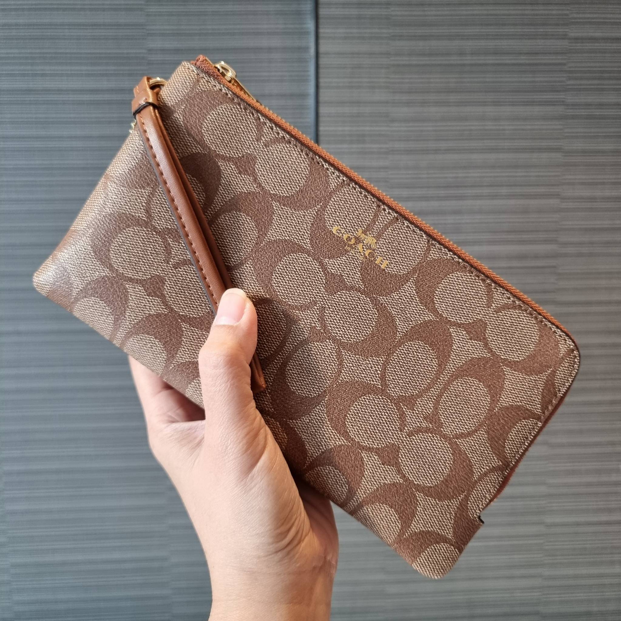 COACH F54057 DOUBLE ZIP WALLET IN SIGNATURE กระเป๋าคล้องมือ size L ใบนี้ใส่มือถือได้ทุกรุ่น ขนาดกำลังดี พกพาสะดวกมากๆ วัสดุหนังสังเคราะห์ ภายในเป็นผ้าสีสวยคม ใส่ธนบัตร ใส่บัตรได้เยอะ ใส่มือถือได้สบายๆทุกรุ่น ตอบโจทย์สาวๆที่ไม่ชอบพกเยอะวุ่นวายจ้า ใบนี้เอาอ