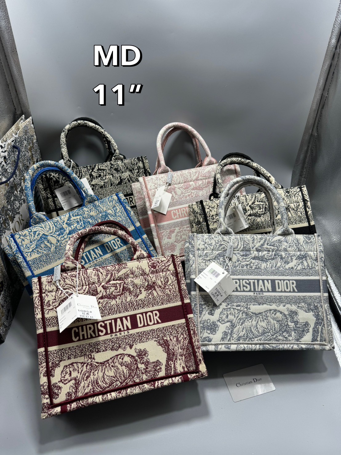 DIOR Small Book Tote Bag Toile de Jouy กระเป๋าทรงโท้ทปักลวดลายเป็นเอกลักษณ์ สะท้อนความงามตามแบบฉบับแบรนด์ หรูหราลงตัว งานผ้าฝ้ายปักทอขึ้นรูปสวยงาม