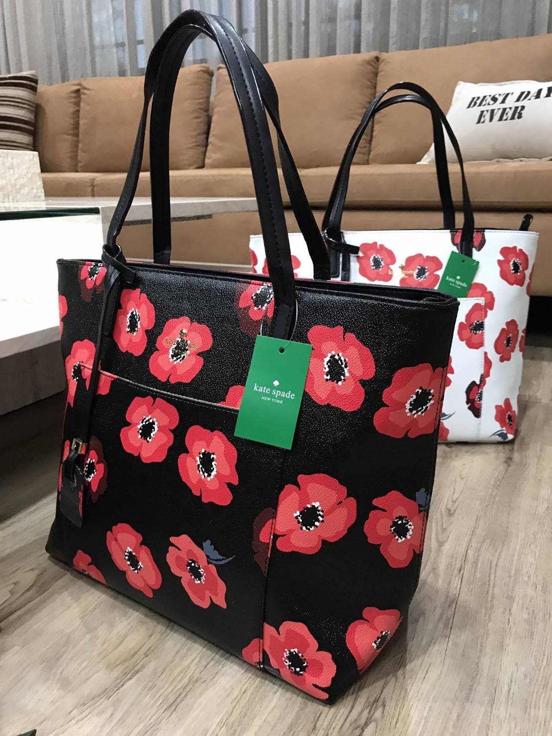 KATE SPADE New York Hyde Lane Poppies Riley Rose Tote Bag กระเป๋าสะพายทรง Tote Bag หนังสวยอยู่ทรงคอลเลคชั่น ดอก Poppies ห้อย TAG ที่หูกระเป๋าด้านหน้าประดับโลโก้ มีช่อง หน้าใส่ของได้ ภายในมีช่องซิป และช่องใส่มือถือ กว้างและจุ ใส่ ipad, notebook, เอกสาร A4 