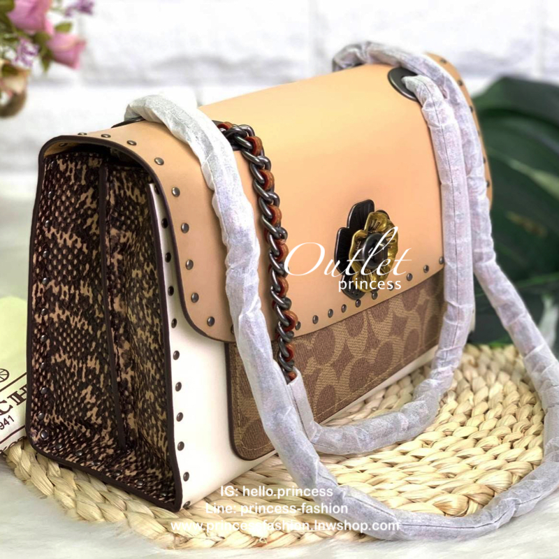 COACH PARKER SIGNATURE SHOULDER BAG กระเป๋าสะพายข้าง/ crossbody หนังแกะแท้ น้ำหนักเบา สวยหรู เปิดปิดกระเป๋าแบบหมุนล็อค อะไหล่รูปเป็นดอกคามิเลีย ภายในกระเป๋ากว้าง แบ่ง 2 ช่องหลัก ช่องซิปคั่นกลางเป็นสัดส่วน ใส่ wallet ยาว ของส่วนตัวใช้ได้ บุหนังกลับผสมกำมะห