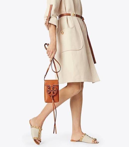TORY BURCH MILLER METAL PHONE CROSSBODY อีกหนึ่งกระเป๋าใส่มือถือรุ่นฮิตที่เชื่อว่าหลาย ๆ คนต้องเคยเห็นผ่าน ๆ ตามาอย่างแน่นอน กับแบรนด์ Tory Burch ดีไซน์กระเป๋าทรงฝาพับแม่เหล็กใช้งานง่าย มาพร้อมดีเทล Logo สีเดียวกับเฉดสีของกระเป๋า แต่ยังมีความน่ารักด้วยทรง