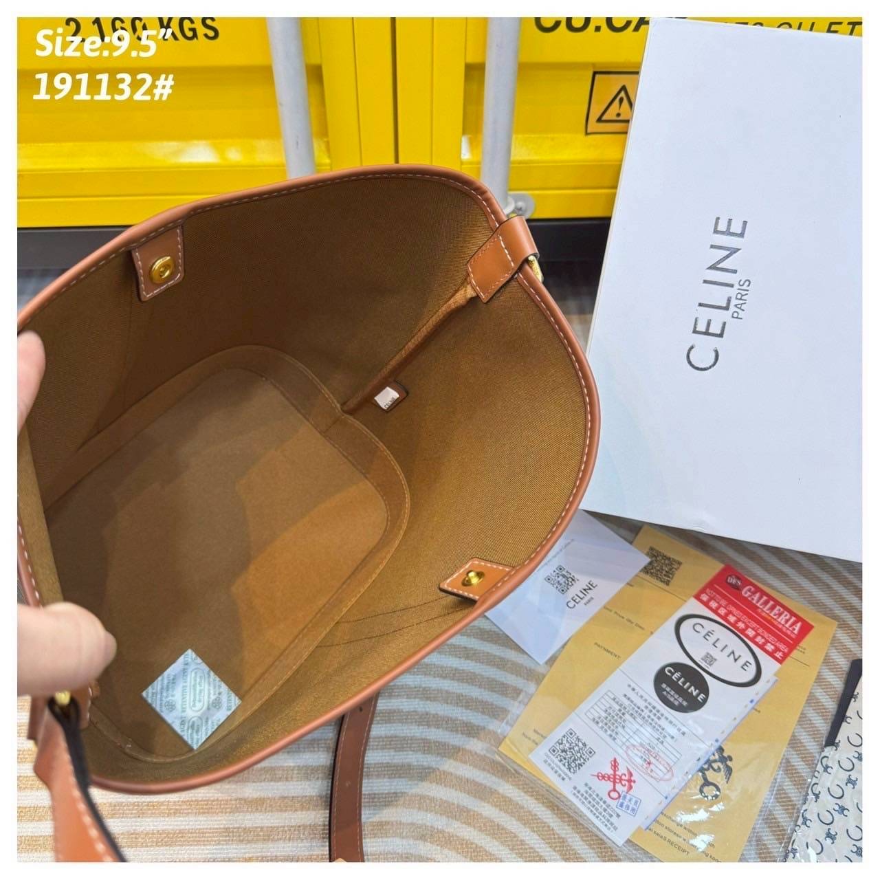 Celine bucket bag in Triomphe canvas and leather / Celine Tote Bag 6" 8" 9.5" กระเป๋าสะพายทรงบัคเก็ต โท้ทรุ่นแรกของแบรนด์ที่ได้รับความนิยมมากที่สุด ควรมีติดตู้ไว้เลย ดีไซน์สวยคลาสสิคไม่มีเอาท์