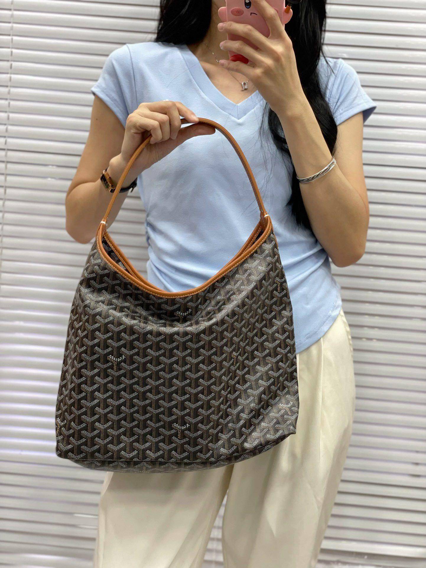 GOYARD BOHEME HOBO BAG / GOYARD HOBO กระเป๋าสะพายทรงโฮโบ ใบใหญ่จุใจ!! มาครบสีขายดี เลิศทุกสี รูปทรงคลาสสิค ดีไซน์เป็นเอกลักษณ์ วัสดุหนังแคนวาสพิมพ์ลายสวยคม ปากกระเป๋ามีซิปเปิด-ปิดกันของหล่นได้ ภายในโล่งกว้างมาก มาพร้อมสายคล้องในตัว ทนทาน สะพายสวยๆได้ทุกวั