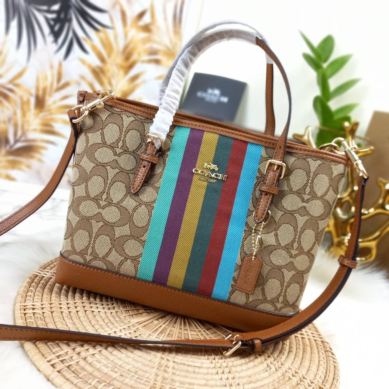 เอาอีกแล้วนะยูวว สวยน่ารักเบอร์นี้ COACH MOLLIE 25 TOTE IN SIGNATURE JACQUARD WITH STRIPES (C4086)🌺รีบมาสวยก่อนใครที่นี่เลย🤩🌈//กระเป๋าถือ กระเป๋าสะพาย ทรง TOTE ขนาดน่ารักกำลังดี ดีไซน์ใหม่ ลวดลายโดดเด่นสะดุดตา//วัสดุJACQUARDทอลาย ผ