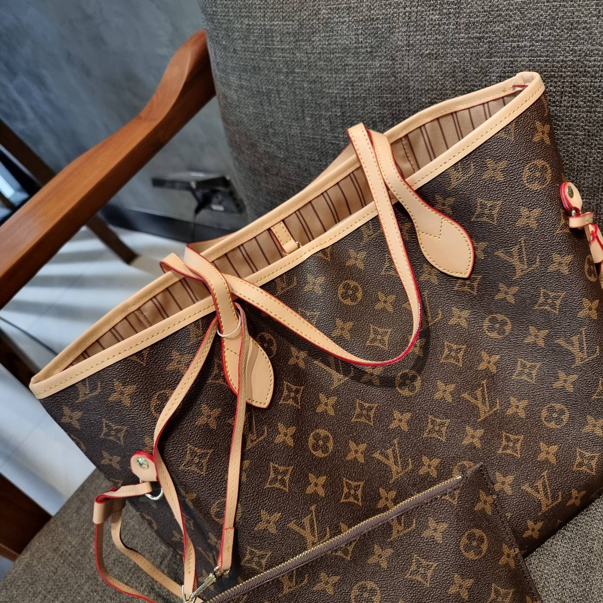 LV 2IN1 TOTE SET กระเป๋าสะพายไหล่ใบใหญ่ทรง tote มาพร้อมใบลูก คลาสสิคที่สุด เป็รอีกรุ่นที่มีคนใช้กันทั่วบ้านทั่วเมือง ฮิตแบบไม่ต้องพูดเยอะ วัสดุหนังแคนวาสปั๊มลายเต็มใบ ปากกระเป๋ามีหูเกี่ยว ด้านข้างมีหนังรูดเก็บทรงได้ ภายในโล่งกว้างมากๆ มีช่องซิปแยกให้ ใบเล