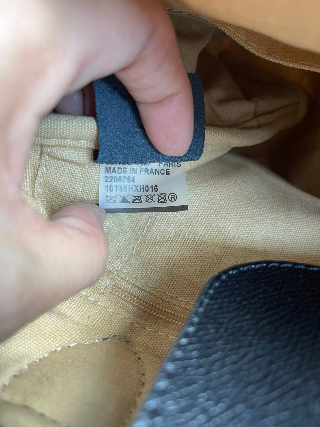 LONGCHAMP LE PLIAGE COLLECTION PAILLE TOP HANDLE BAG มี 3 ขนาด XS/S/M กระเป๋าถือหรือสะพาย งานสาน raffia ปากกระเป๋าตัดด้วยหนังสีดำ ลุคช์สุดเท่ของเหล่า Celebrities กับกระเป๋าปิคนิกสุดฮิตจาก Longchamp อย่าง Le Pliage Paille (เลอ ปลิยาจ ไพล์) ถือเป็นกระเป๋าที