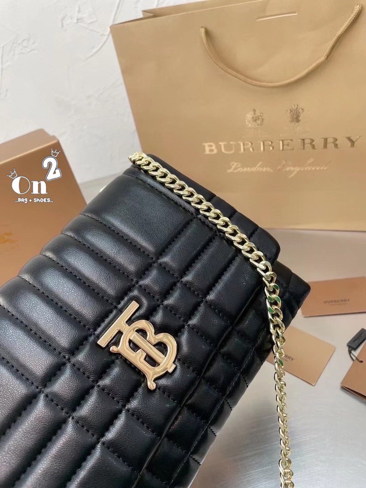 BURBERRY FRAGRANCES QUITED LAMBSKIN BAG / Burberry Shoulder Bag กระเป๋าสพายจะถือหรือสพายก็ได้หลายลุคเลยค่ะ วัสดุหนังนิ่มสวยหรูดูดี ภายในโล่งกว้าง ใส่มือถือ กระเป๋าสตางค์ได้ มาพร้อมสายสะพายโซ่ทองต่อหนังรองบ่าสามารถซ้อนสายสั้นสะพายไหล่ได้ หรือใช้สายยาว Cros