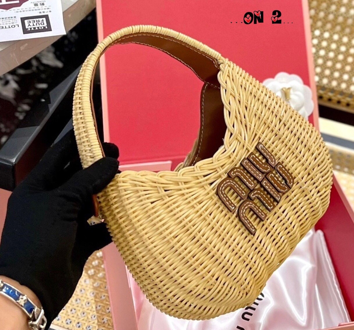 MIU MIU Wander wicker hobo bag 8" สวยหวานน้ำตาลเรียกแม่กันเลยจ้าใบนี้ กระเป๋าถือ กระเป๋าสานวินเทจวินใจงานที่แม่ชมเลือกใช้สวยเป๊ะมากคุ้มค่าแก่การลงทุนซื้อสะสมวางโชว์ก็สวยถือไปไหนก็สวยงามมีแต่คนมองค่ะ