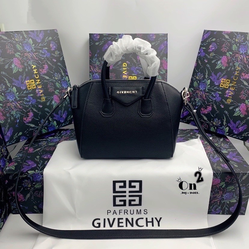 Givenchy Antigona Mini leather shoulder bag กระเป๋าสะพายทรงหมอน งานซิปบน หนังเรียบ อะไหล่เงิน มาพร้อมสายสะพายยาวถอดออกถือได้ กระเป๋าสุดคลาสสิก ใบเดียวก็เอาอยู่ Day to Night Bag เข้าได้กับลุค Smart Casual ด้วยทรงกระเป๋าที่ฐานกว้างใส่ของใช้ที่จำเป็นได้ทุกอย