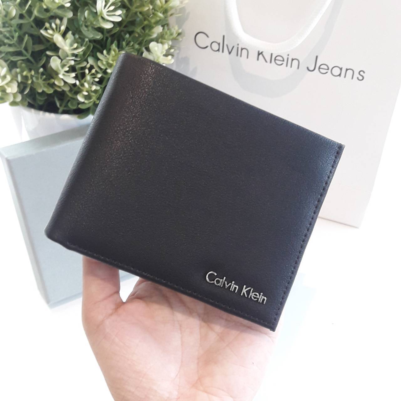 Set กระเป๋าสตางค์ชาย Calvin Klein Short Wallet กระเป๋าสตางค์ใบสั้น ของแท้100% ได้มายากมากค้าาา น้ำหนักเบา ด้านหน้าประดับด้วยโลโก้แบรนด์โลหะเงิน ด้านในเปิดได้ทั้งแบบสองและสามพับ ช่องใส่บัตรเยอะจุใจ ท่านไหนที่กำลังมองหาของขวัญสุดหรู ให้คุณผู้ชาย เซ็ตนี้ตอบโ