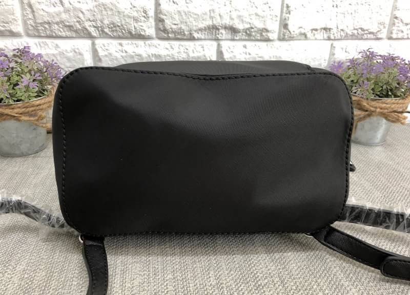 New !!! GUESS ZAYN NYLON BACKPACK รุ่นหายาก พร้อมส่งกระเป๋าสะพายหลัง วัสดุNylonคุณภาพสูง ด้านหน้าติดอะไหล่แบรนด์ พร้อมห้อยพวงกุญแจหนังรูปเครื่องหมายคำถาม เปิดปิดกระเป๋าแบบฝาปิดแม่เหล็ก ขอบปากกระเป๋าเป็นช่องซิปสำหรับใส่ของจุกจิก ภายในช่องหลักโล่งกว้างใส่จอ